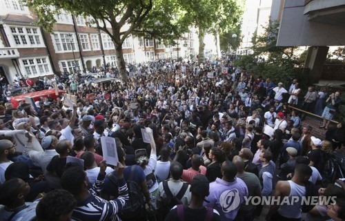 전소된 런던 그렌펠 타워의 시신 수습과 추모, 그리고 비난 시위